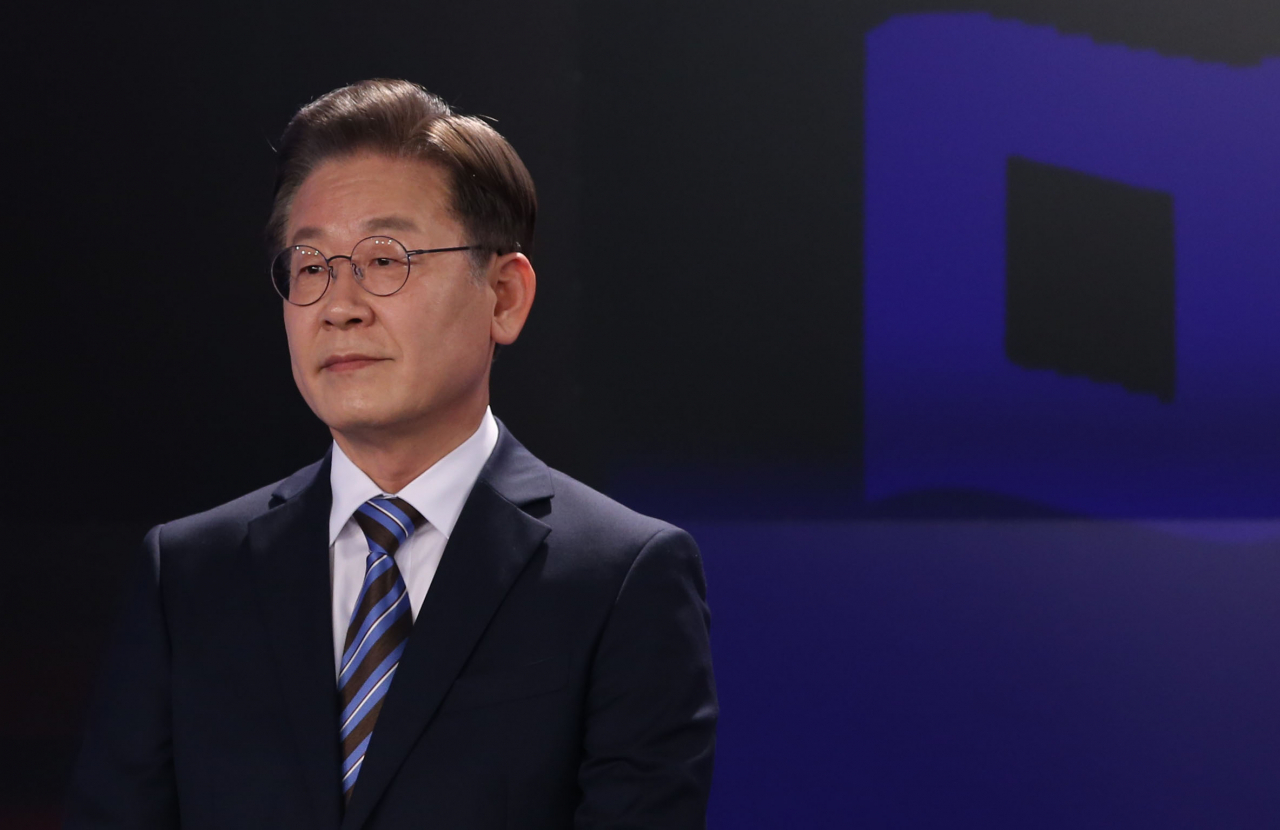 이재명 더불어민주당 대선 후보가 11일 서울 중구 매경미디어센터에서 열린 한국기자협회 주최·방송 6개사 공동 주관 '2022 대선후보 초청 토론'에서 방송 준비를 하고 있다. [연합]