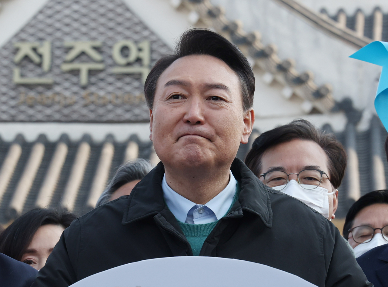 윤석열 국민의힘 대선 후보가 12일 오전 전주역에서 공약홍보 '열정열차' 탑승에 앞서 발언하고 있다. [연합]