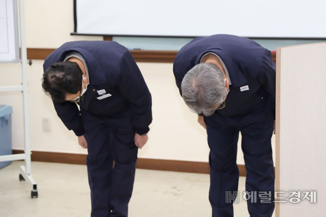 여천NCC 김재율(사진 왼쪽)·최금암 공동대표가 11일 오후 폭발사고로 4명이 숨진 제3공장에서 유가족에 사과하고 있다. /박대성 기자.