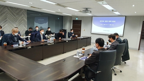 한국프로배구 여자부 단장들이 지난 11일 서울시 마포구 상암동 사무국 회의실에서 코로나19 긴급 대책회의를 하고 있다. [연합]