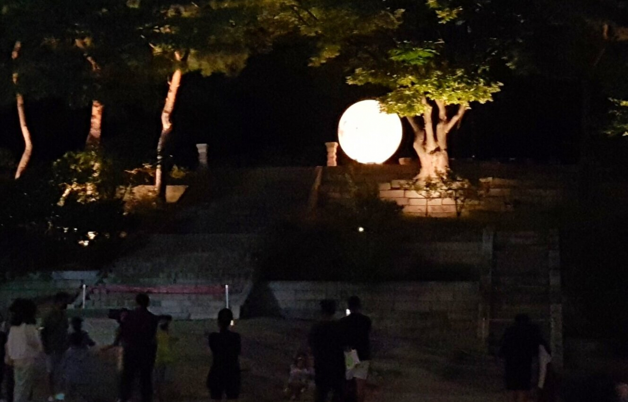 UFO 처럼, 보름달이 11일 밤 부터 창경궁에 내려 앉았다.