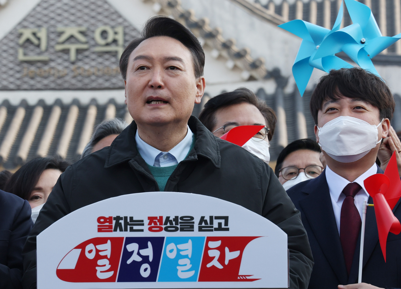 윤석열 국민의힘 대선 후보가 12일 오전 전주역에서 공약홍보 ‘열정열차’ 탑승에 앞서 발언하고 있다. [연합]