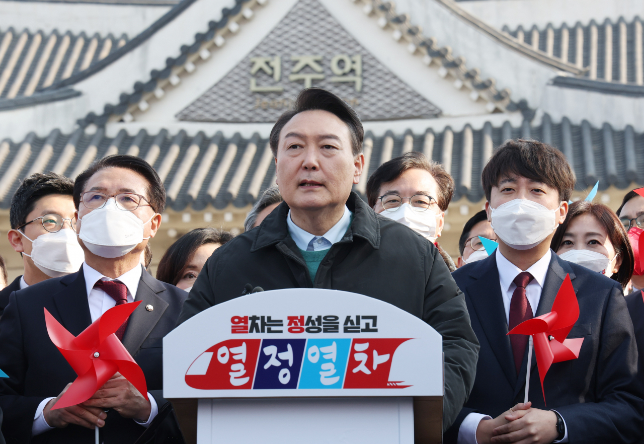 윤석열 국민의힘 대선 후보가 12일 오전 전주역에서 공약홍보 '열정열차' 탑승에 앞서 발언하고 있다. [연합]