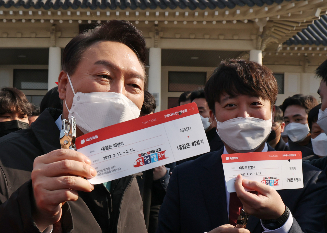 윤석열 국민의힘 대선 후보가 12일 오전 전주역에서 이준석 대표와 공약홍보 '열정열차' 탑승 전 열차표를 들어 보이고 있다. [연합]