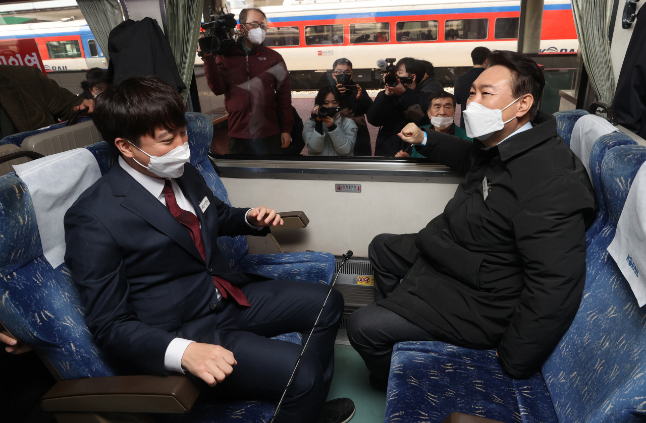 윤석열 국민의힘 대선 후보가 12일 오전 전주역에서 이준석 대표와 '열정열차'에 탑승해 있다. 윤 후보는 자신의 정책 공약을 홍보하는 '열정열차'를 타고 1박 2일 일정으로 호남지역을 순회한다. [연합]