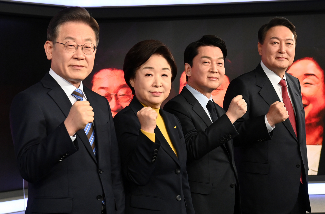 더불어민주당 이재명, 정의당 심상정, 국민의당 안철수, 국민의힘 윤석열 대선후보(왼쪽부터)가 지난 11일 오후 서울 중구 매경미디어센터에서 열린 한국기자협회 주최 방송 6개사 공동 주관 2022 대선후보 초청 토론회 시작에 앞서 기념촬영을 하고 있다. [연합]