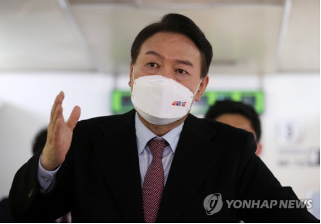 윤석열, 열정열차 안 질의응답[출처: 연합]