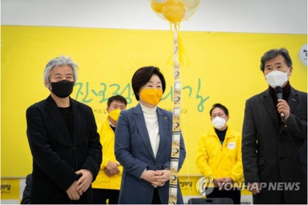불기차 후원회 3차 발족식에서 덕담 듣는 심상정 후보[출처: 연합]