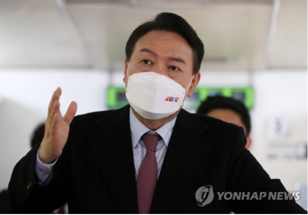 윤석열, 열정열차 안 질의응답[출처: 연합]