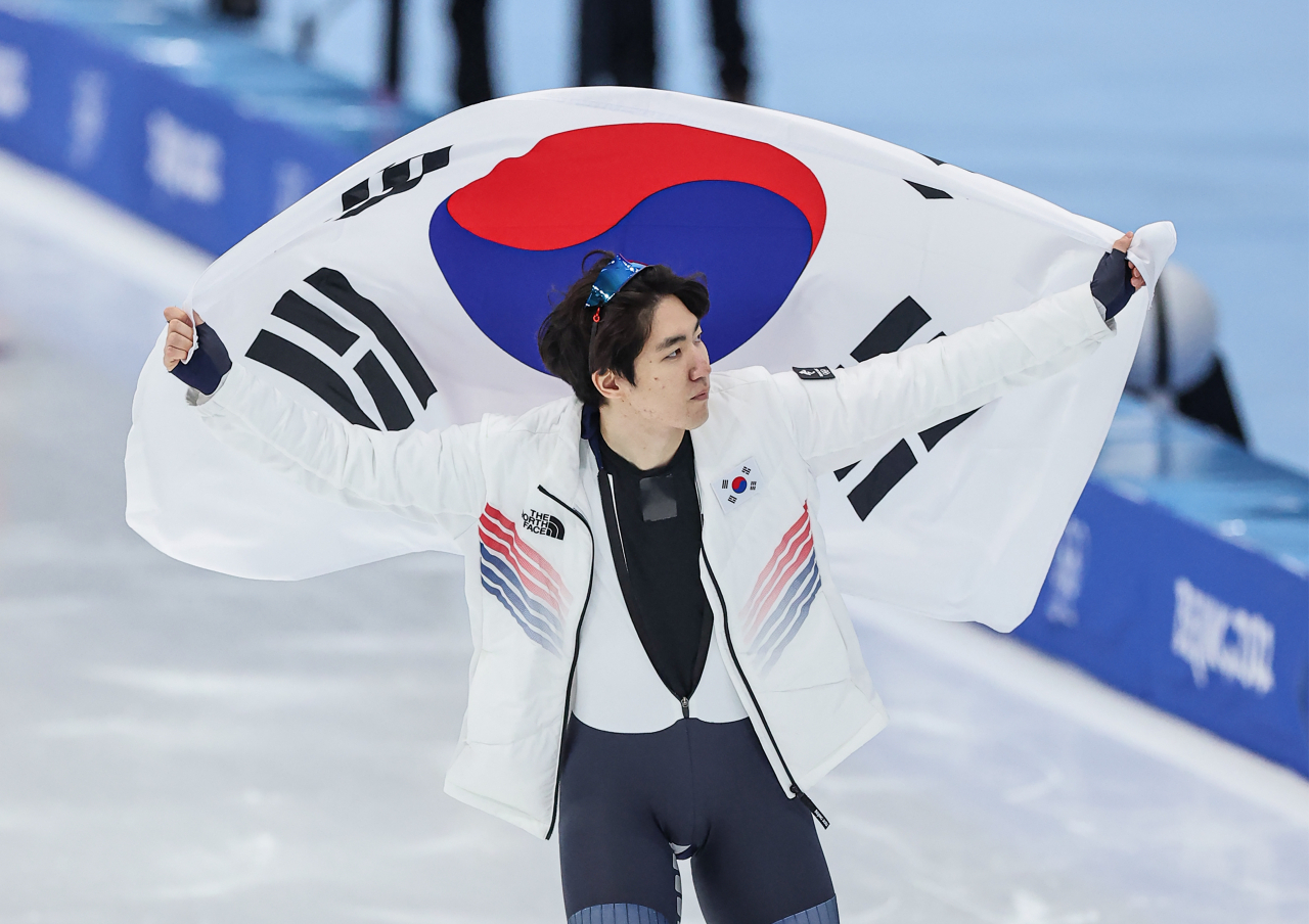 차민규가 12일 스피드스케이팅 남자 500m 경기서 은메달을 차지한 후 태극기를 들고 세리머니를 하고 있다. 연합뉴스
