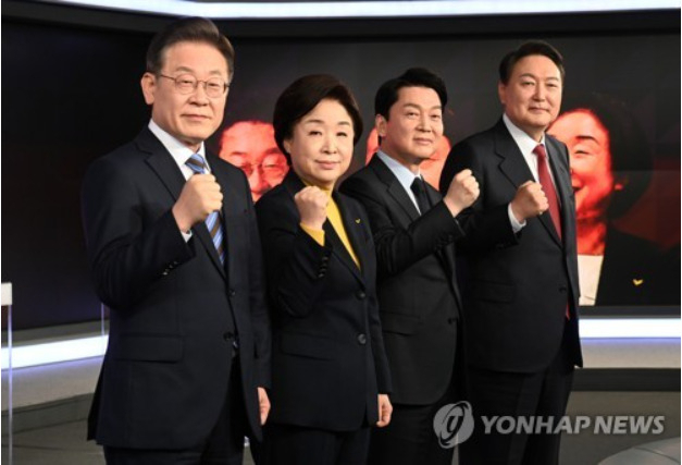 토론회 전 포즈 취하는 대선 후보들[출처: 연합]