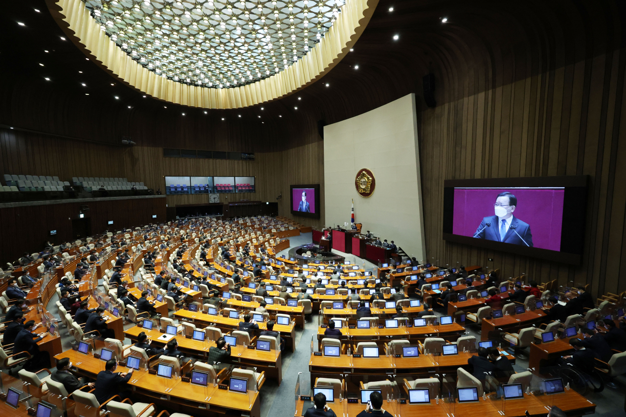 김부겸 국무총리가 27일 오후 국회에서 열린 본회의에서 2022년 1차 추경안 시정연설을 하고 있다. [연합]