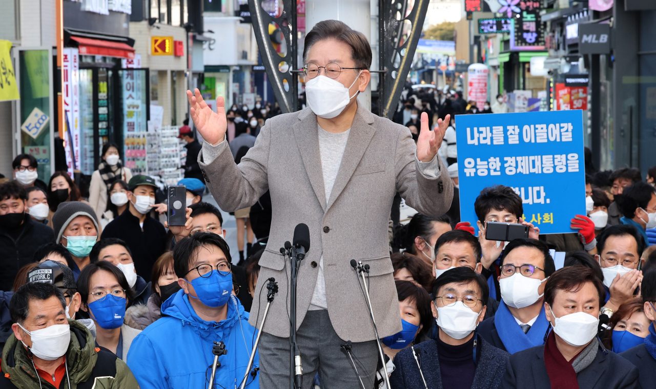 이재명 더불어민주당 대선후보가 12일 충북 청주시 상당구 성안길에서 즉석연설을 통해 지지를 호소하고 있다. [연합]