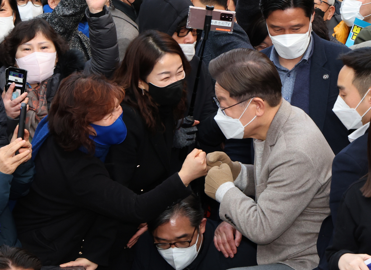 이재명 더불어민주당 대선후보가 12일 충북 청주시 상당구 성안길에서 지지자와 인사하고 있다. [연합]