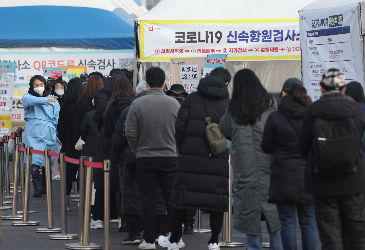 12일 서울 중구 서울역광장에 마련된 코로나19 임시 선별검사소에서 시민들이 검사를 받기 위해 줄을 서고 있다. [연합]