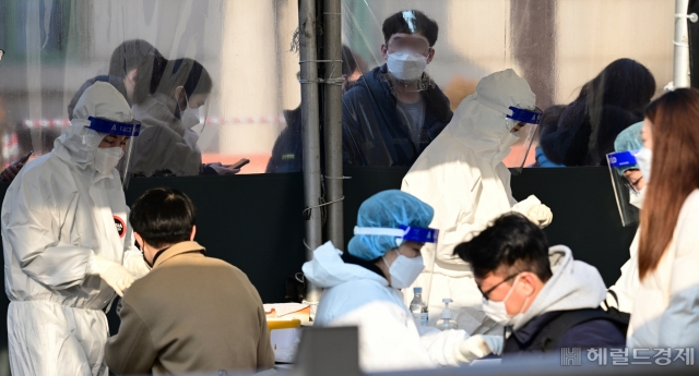 11일 코로나19 신규 확진자 수는 5만3926명으로 집계됐다. 이틀째 5만명대다. 이 날 오전 서울역 광장에 마련된 임시선별진료소에서 시민들이 신속항원검사를 하고 있다. 박해묵 기자
