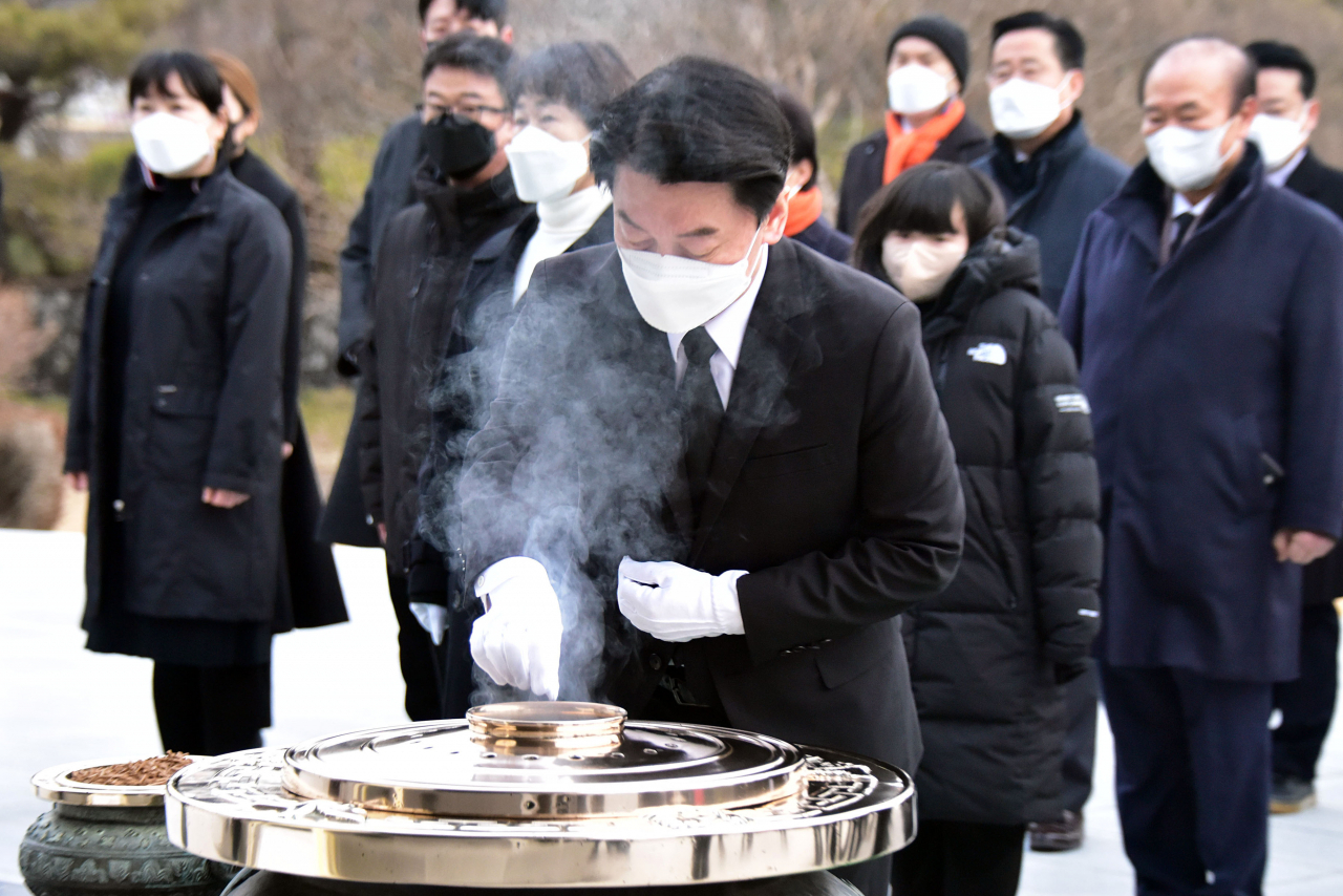 안철수 국민의당 대선 후보가 중앙선관위 후보 등록에 앞서 13일 오전 서울 동작구 국립서울현충원을 참배하고 있다. [연합]