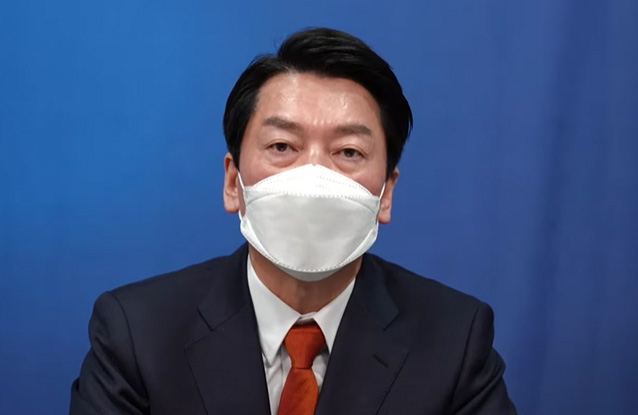 안철수 국민의당 대선 후보가 13일 유튜브로 생중계된 특별 기자회견에서 국민의힘 윤석열 대선 후보에게 야권 후보 단일화를 공식 제안하고 있다. [연합]