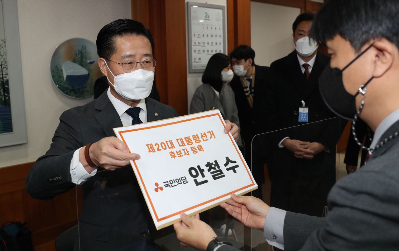 제20대 대통령 선거 후보 등록 첫날인 13일 경기도 과천시 중앙선거관리위원회에서 이태규 국민의당 총괄선대본부장이 안철수 대선 후보를 대리해 후보 등록하고 있다.[연합]