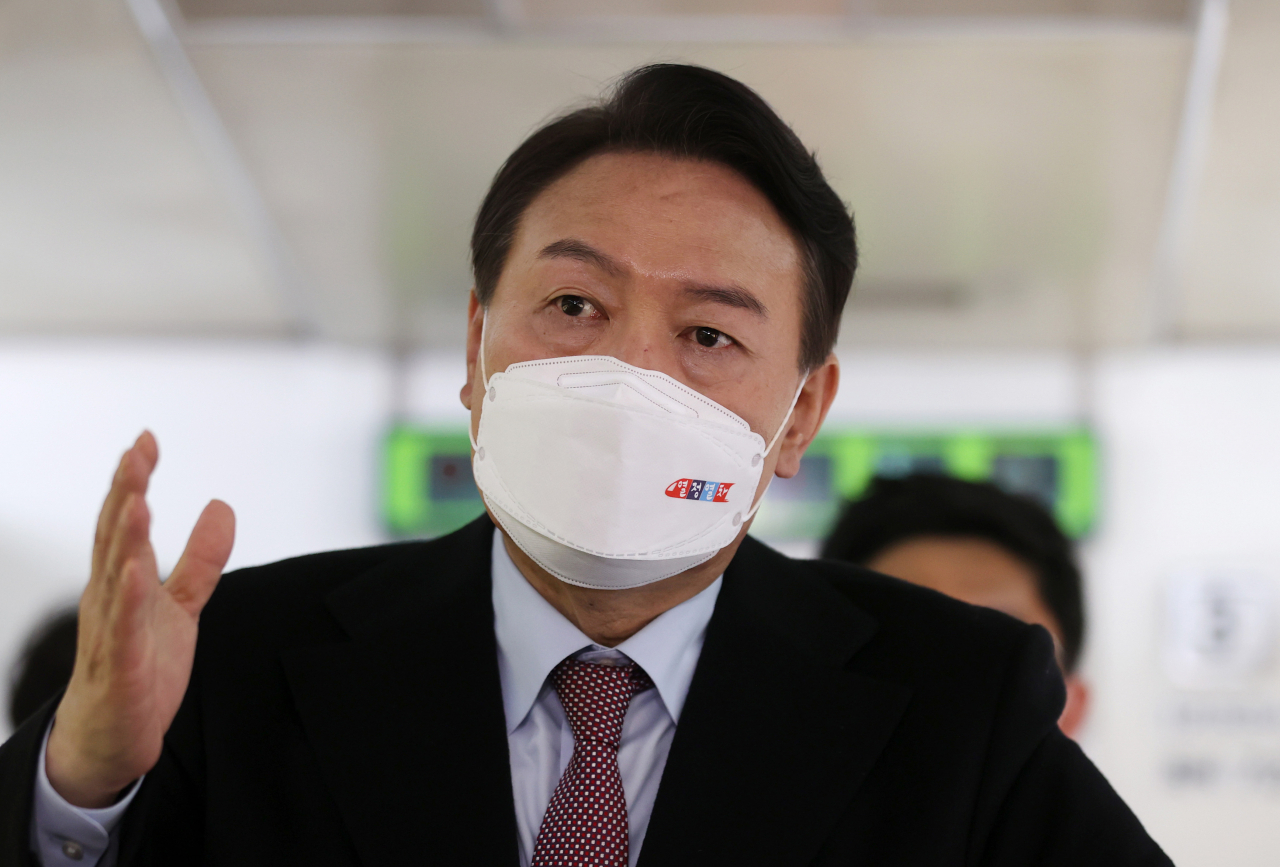 윤석열 국민의힘 대선 후보가 12일 오후 전남 순천역에서 정책 공약 홍보를 위한 '열정열차'에 탑승해 취재진과 질의응답을 하고 있다. [연합]