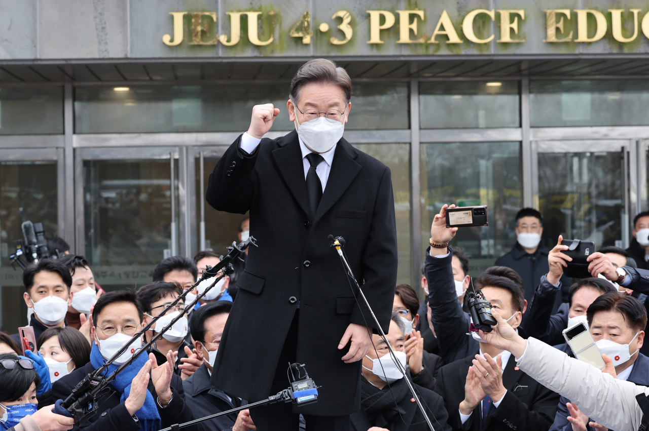 이재명 더불어민주당 대선후보가 13일 제주도 제주시 제주 4·3 평화교육센터에서 제주공약을 발표하기 전 즉석연설을 하고 있다. [연합]