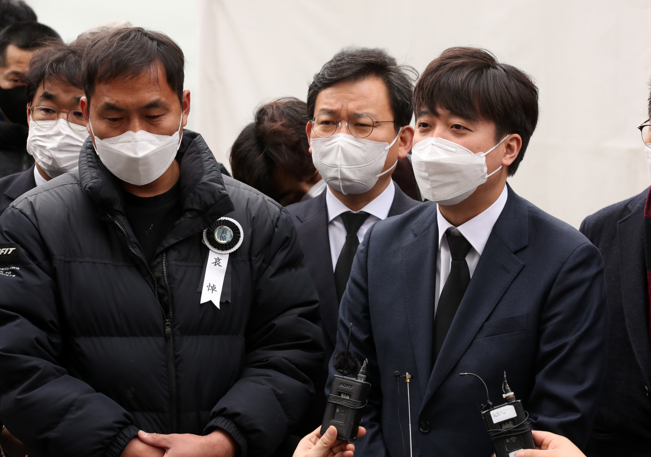 국민의힘 이준석 대표가 13일 오후 광주 서구 화정아이파크 인근에 마련된 붕괴사고 피해자 합동분향소를 찾아 참배한 뒤 기자의 질문에 답하고 있다. 연합뉴스