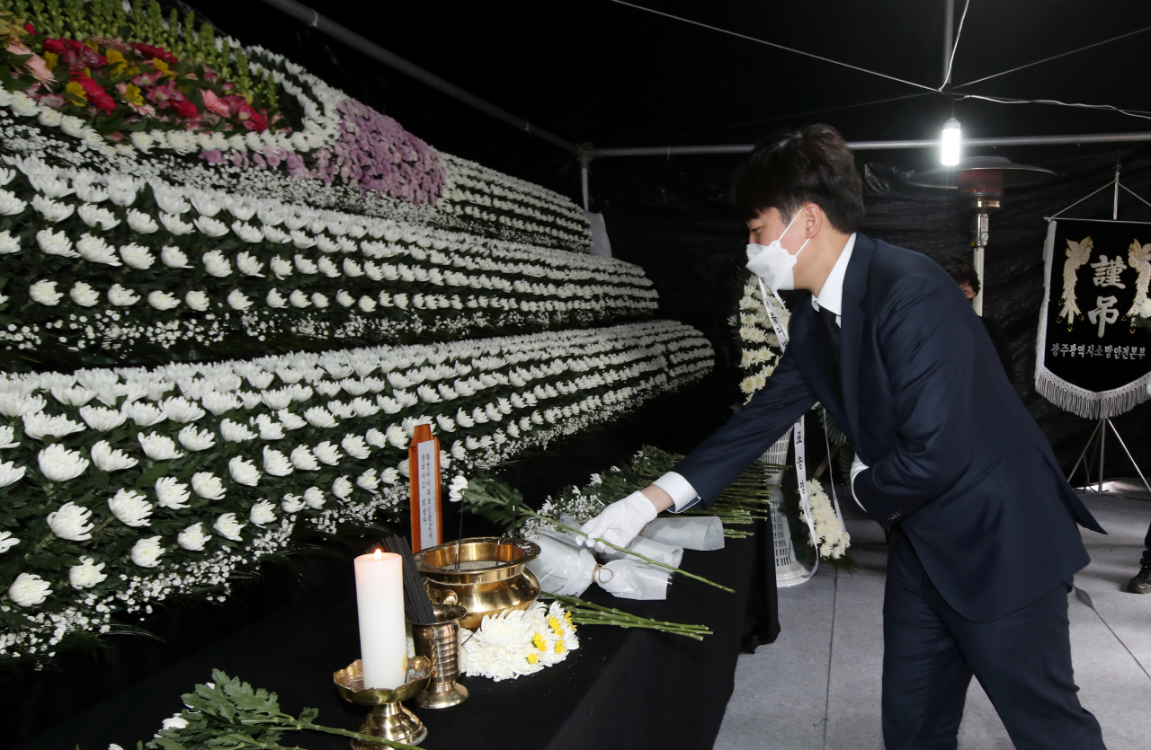 국민의힘 이준석 대표가 13일 오후 광주 서구 화정아이파크 인근에 마련된 붕괴사고 피해자 합동분향소에서 헌화하고 있다. 연합뉴스
