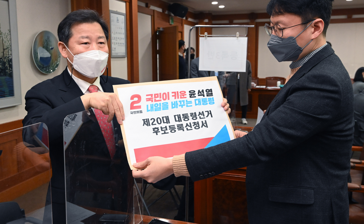 제20대 대통령 선거 후보 등록 첫날인 13일 경기도 과천시 중앙선거관리위원회에서 윤석열 국민의힘 후보의 대리인인 이철규 전략기획부총장이 후보 등록 서류를 제출하고 있다. [연합]