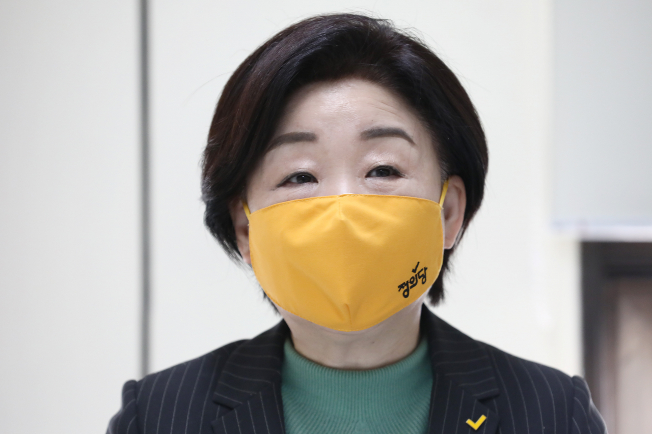 심상정 정의당 대선 후보가 13일 오전 경기 과천시 정부과천청사 보건복지상담센터 회의실에서 열린 '#지워진_사람들' 129 보건복지상담센터 상담사 현장 간담회에서 발언하고 있다.[연합]