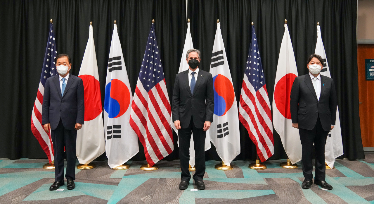 정의용 외교부 장관(왼쪽부터)과 토니 블링컨 미 국무장관, 하야시 요시마사 일본 외무상이 12일(현지시간) 하와이 아태안보연구소에서 열린 한미일 외교장관 3자 회담에서 기념촬영을 하고 있다. [연합]
