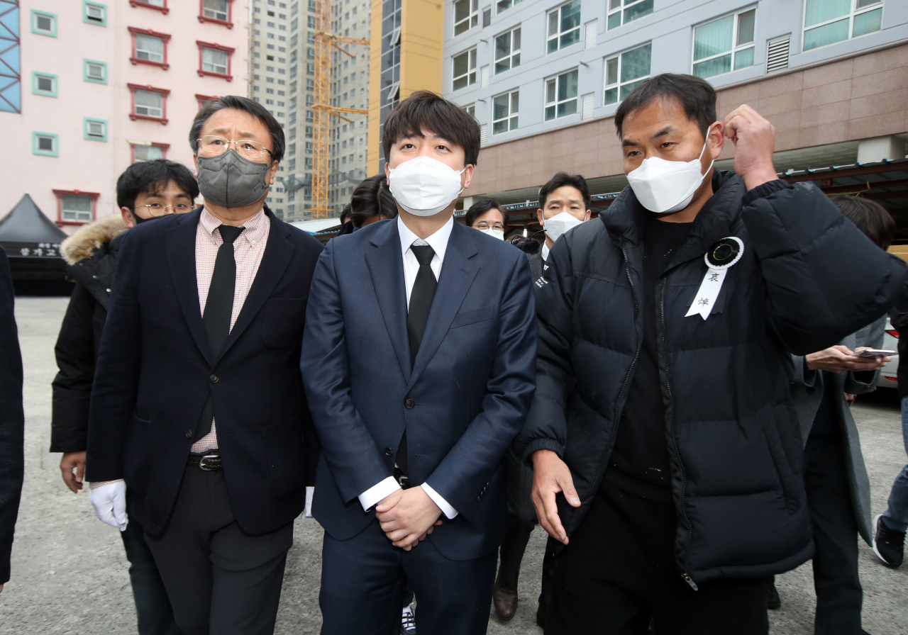 이준석 국민의힘 대표가 13일 오후 광주 서구 화정아이파크 인근에 마련된 붕괴사고 피해자 합동분향소에서 참배한 뒤 이동하고 있다. [연합]