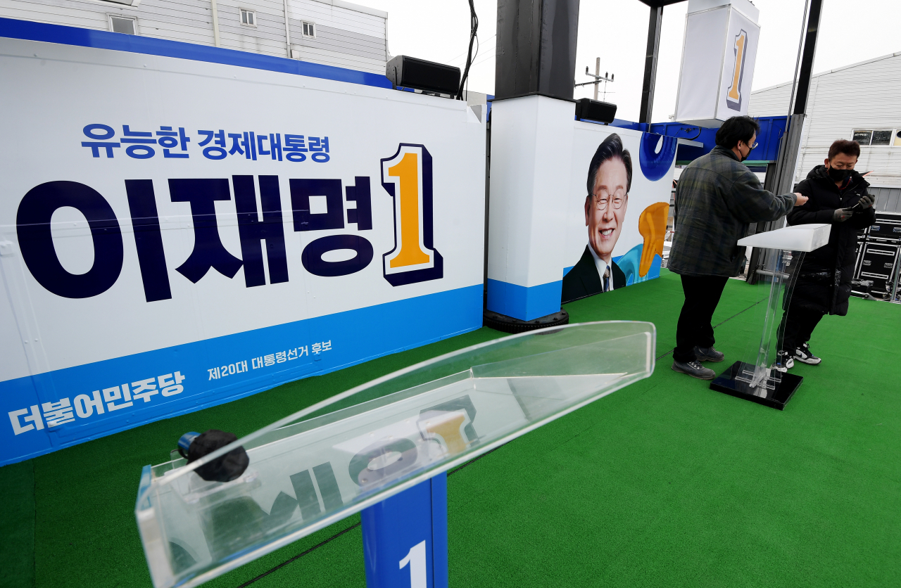 제20대 대통령선거 공식선거운동 개시일을 이틀 앞둔 13일 오후 경기도 파주시에 위치한 차량광고업체에서 관계자들이 이재명 더불어민주당 대선 후보의 선거운동 유세차량을 제작·점검하고 있다. [연합]