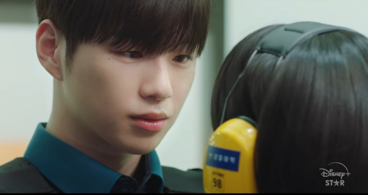 강다니엘 채수빈 주연의 디즈니플러스 오리지널 드라마 ‘너와 나의 경찰수업’ [디즈니플러스 유튜브 채널 갈무리]