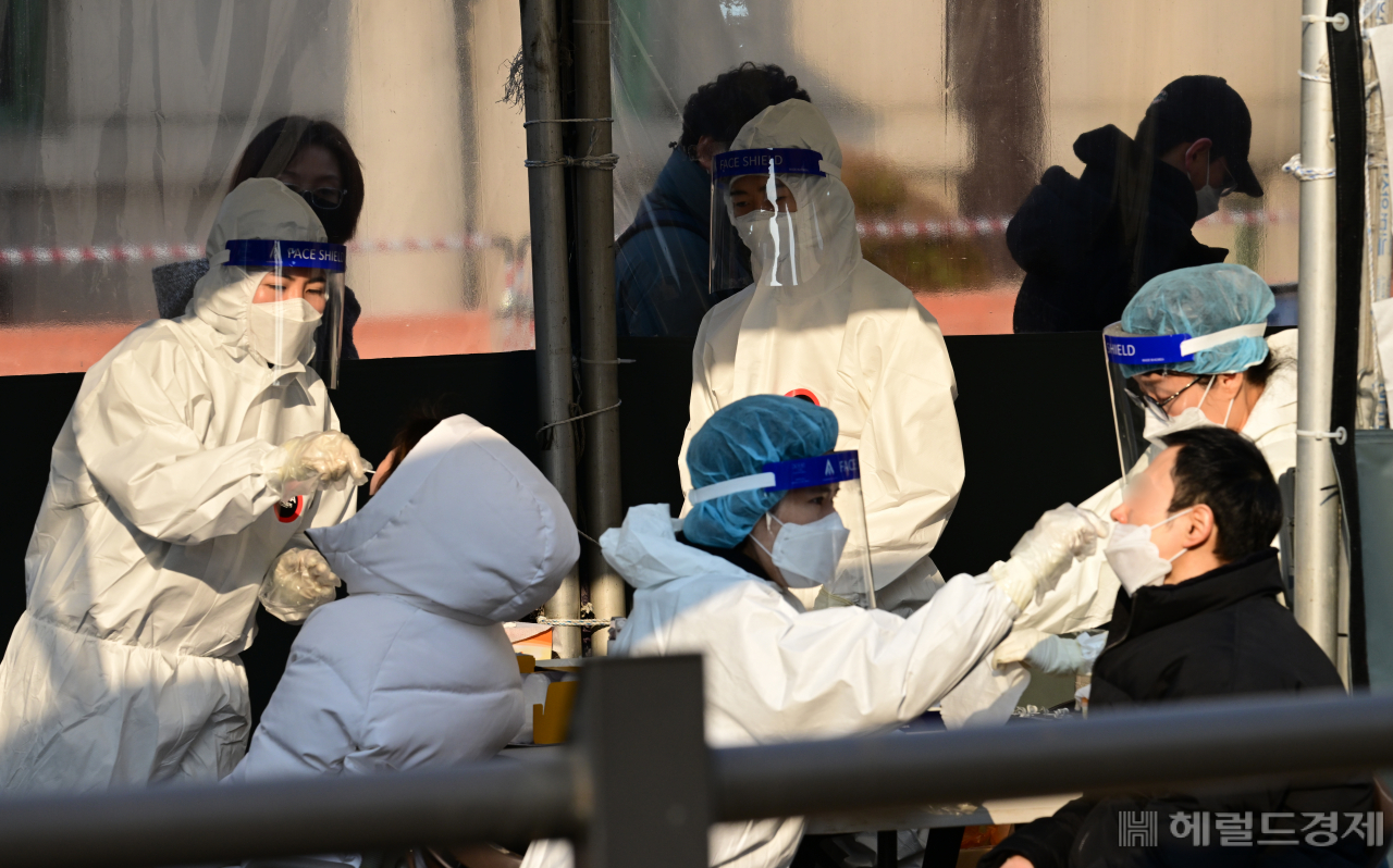 11일 코로나19 신규 확진자 수는 5만3926명으로 집계됐다. 이틀째 5만명대다. 이 날 오전 서울역 광장에 마련된 임시선별진료소에서 시민들이 신속항원검사를 하고 있다. 박해묵 기자