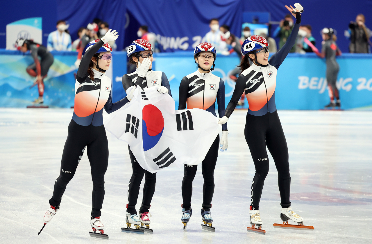 13일 오후 중국 베이징 캐피털 실내 경기장에서 열린 2022 베이징 동계올림픽 쇼트트랙 여자계주 3000m 결승전에서 은메달을 획득한 한국 쇼트트랙 대표팀이 태극기를 들고 환호하고 있다. 연합뉴스