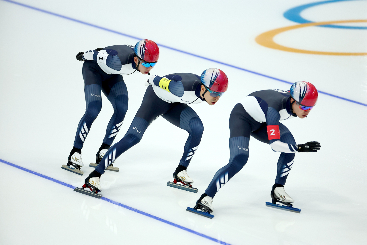 13일 오후 중국 베이징 국립 스피드스케이팅 경기장(오벌)에서 열린 2022 베이징 동계올림픽 스피드스케이팅 남자 팀추월 준준결승에 출전한 이승훈, 정재원, 김민석이 역주하고 있다. 연합뉴스