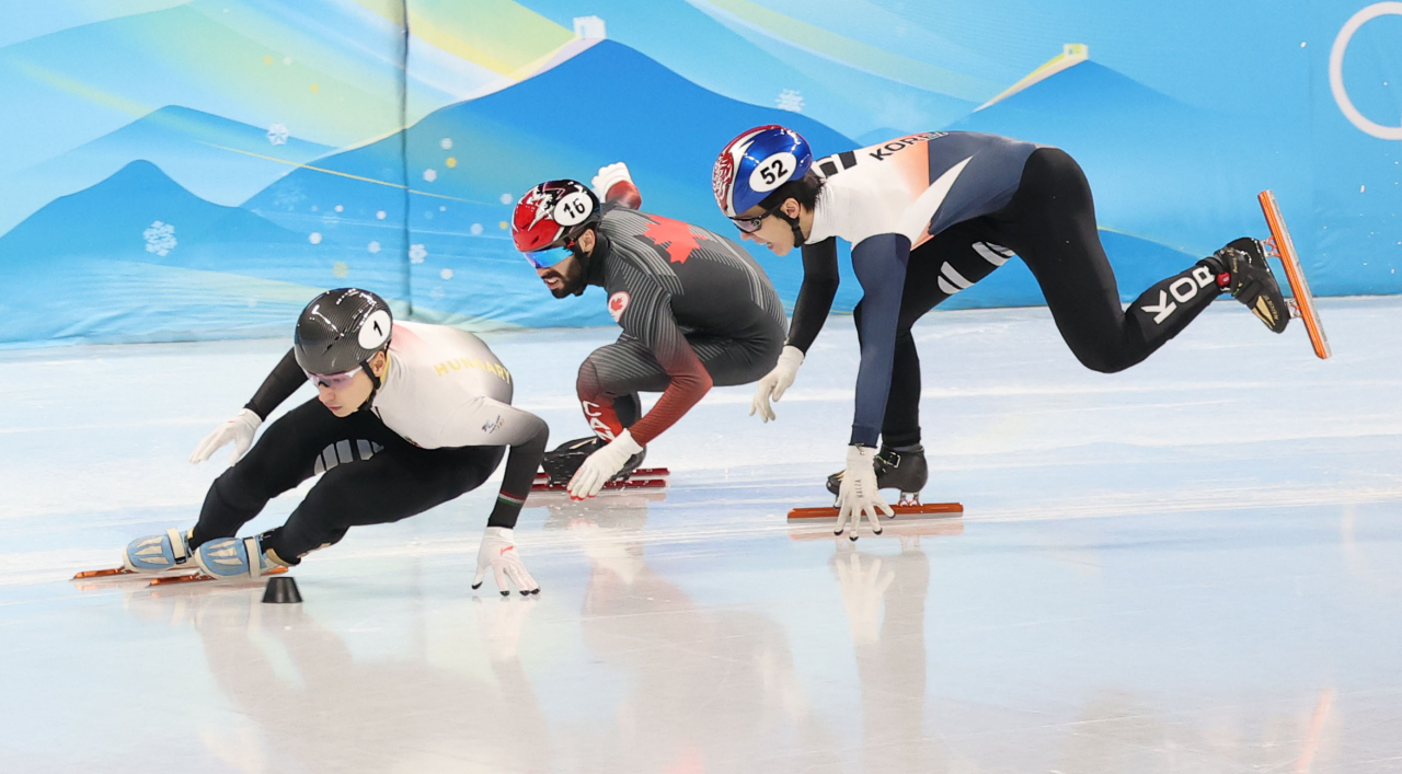 대한민국 쇼트트랙 대표팀 황대헌이 13일 오후 중국 베이징 캐피털 실내 경기장에서 열린 2022 베이징 동계올림픽 쇼트트랙 남자 500m 준결승 2조 경기에서 캐나다 스티븐 뒤부아와 충돌하고 있다. [연합]