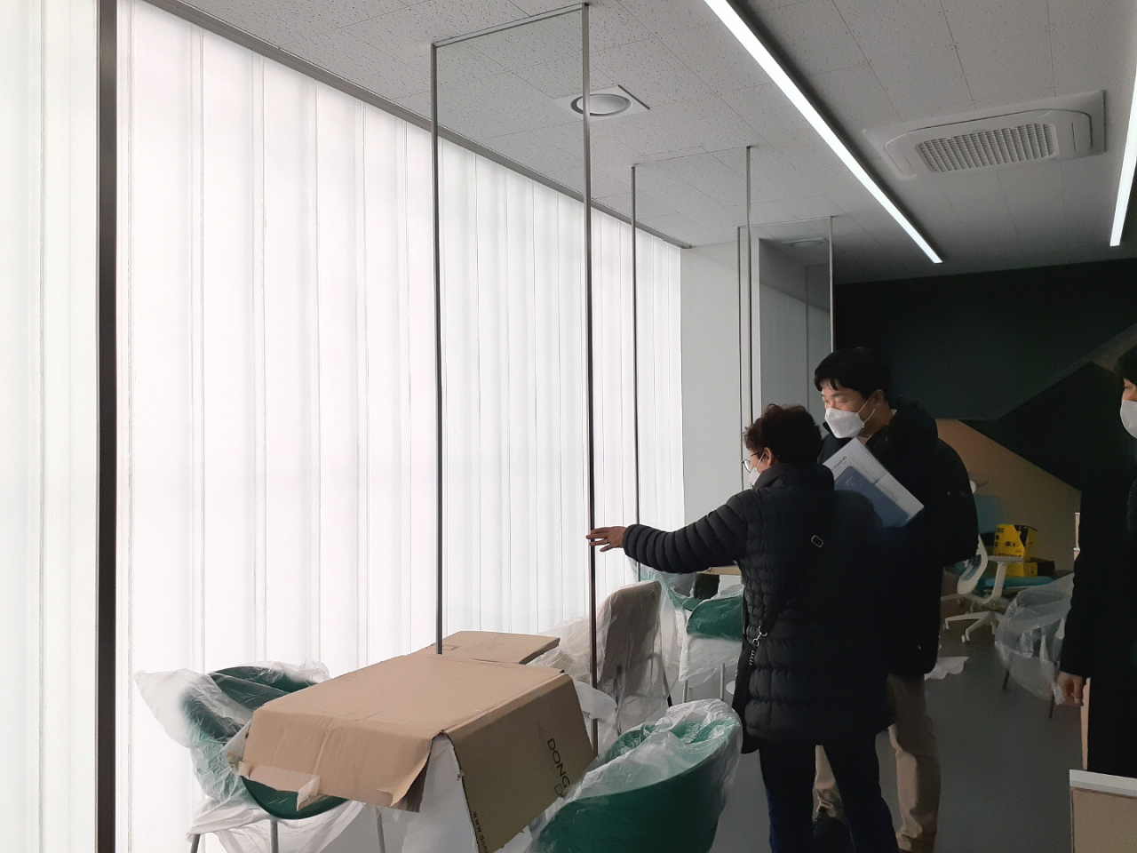 도봉구 구민감사관이 신축건물 현장을 점검 하는 모습. [도봉구 제공]