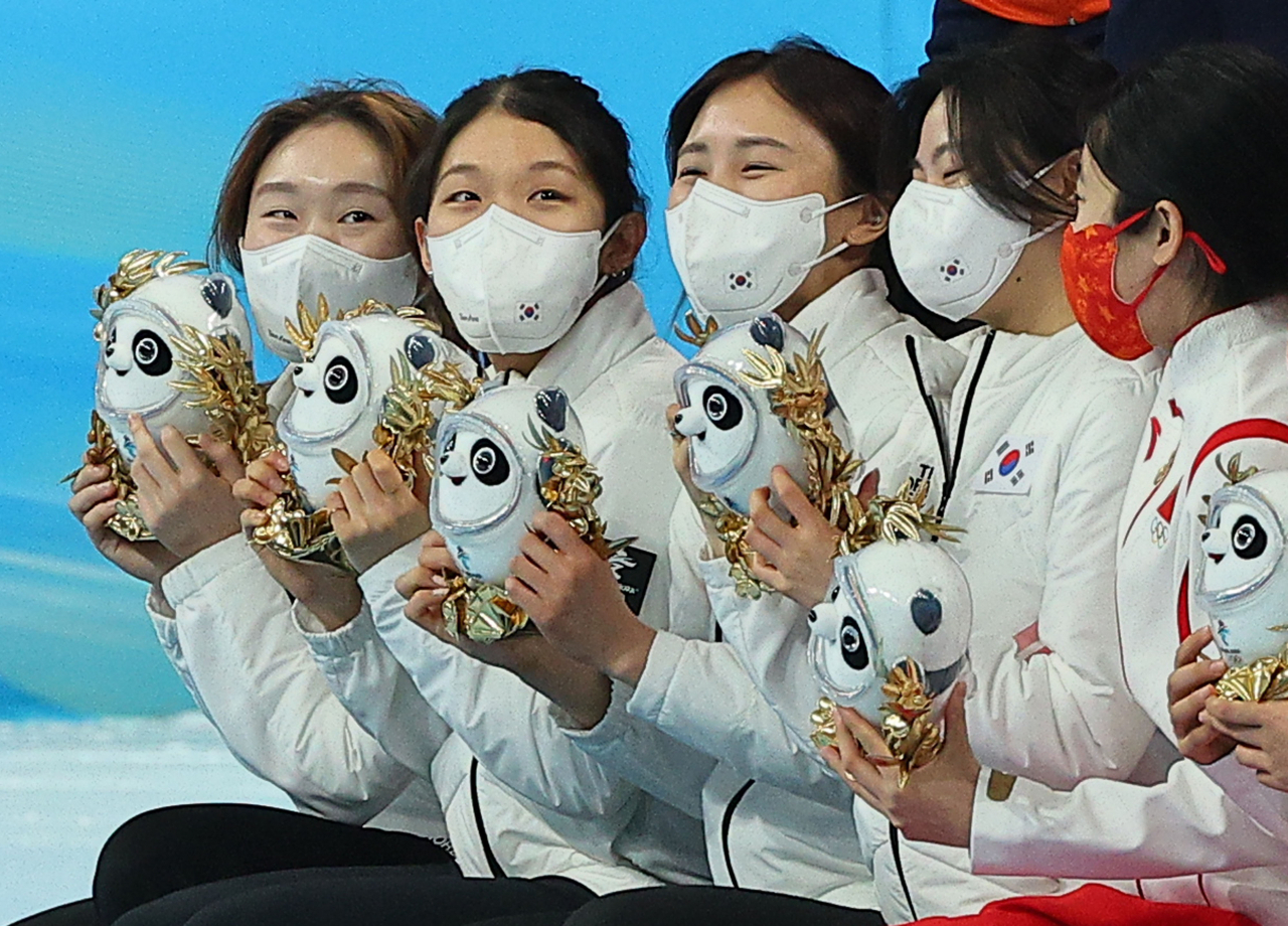 2022 베이징 동계올림픽 쇼트트랙 여자계주 3000m 은메달을 획득한 한국 선수들이 플라워 세리머니에서 활짝 웃고 있다. [연합]