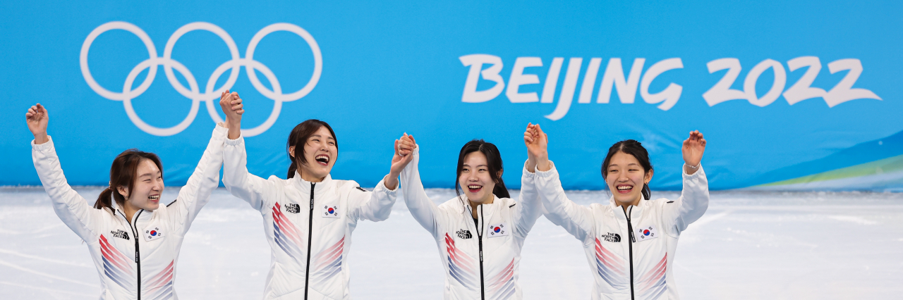 2022 베이징 동계올림픽 쇼트트랙 여자계주 3000m 은메달을 획득한 한국 선수들이 플라워 세리머니에서 활짝 웃고 있다. [연합]