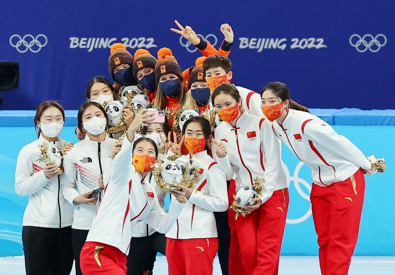 2022 베이징 동계올림픽 쇼트트랙 여자계주 3000m 은메달을 획득한 한국 선수들이 플라워 세리머니에서 금메달 네덜란드, 동메달 중국선수들과 웃으며 기념 사진을 찍고 있다. [연합]