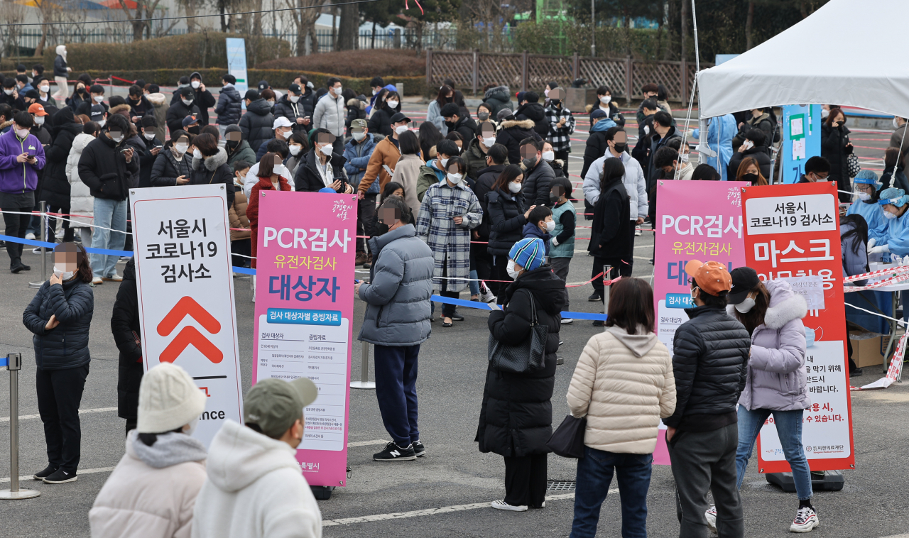 13일 오후 송파구 잠실종합운동장 제2주차장 선별진료소에서 시민들이 검사를 받기 위해 줄을 서있다. 중앙방역대책본부는 이날 0시 기준으로 코로나19 확진자가 5만4천941명 늘어 누적 129만4천205명이라고 밝혔다. [연합]