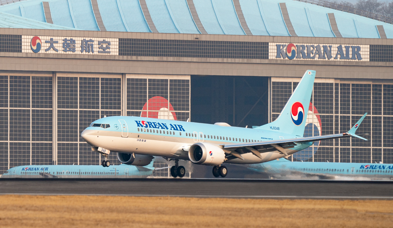 대한항공 보잉 737-8 항공기 1호기가 지난 13일 김포공항에 착륙하고 있다. [대한항공 제공]
