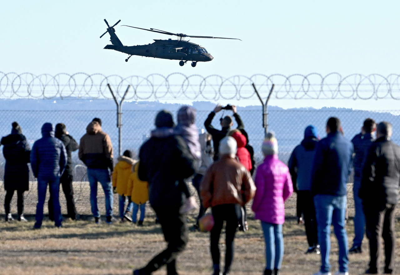 미 공군 소속 UH-60 블랙호크가 폴란드 남부 공항에 도착하고 있다. [EPA]