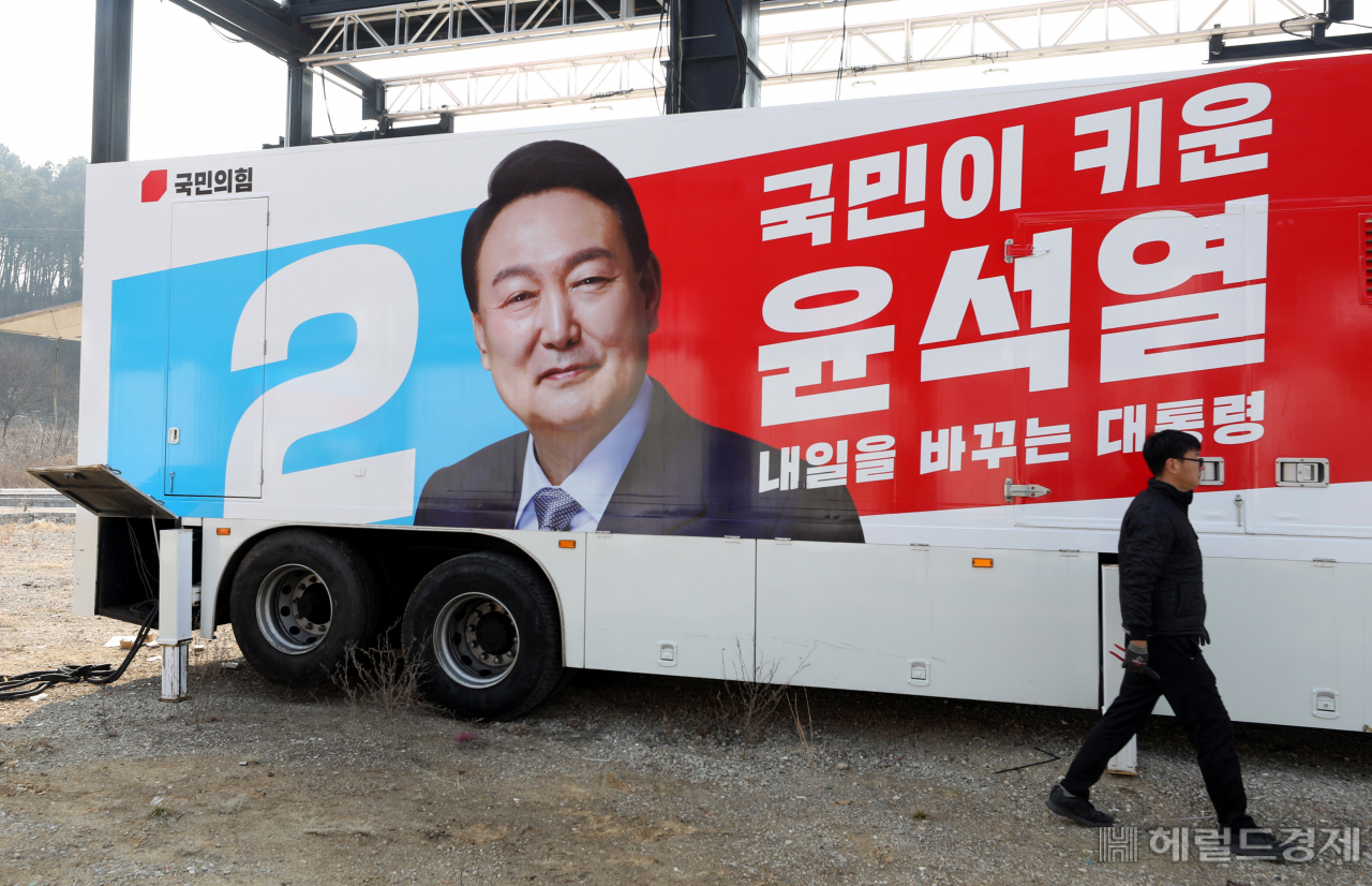 11일 오후 파주에 위치한 차량광고업체에서 윤석열 국민의힘 대선후보의 선거운동 유세차량이 제작 되고 있다. [사진=국회 사진기자단]