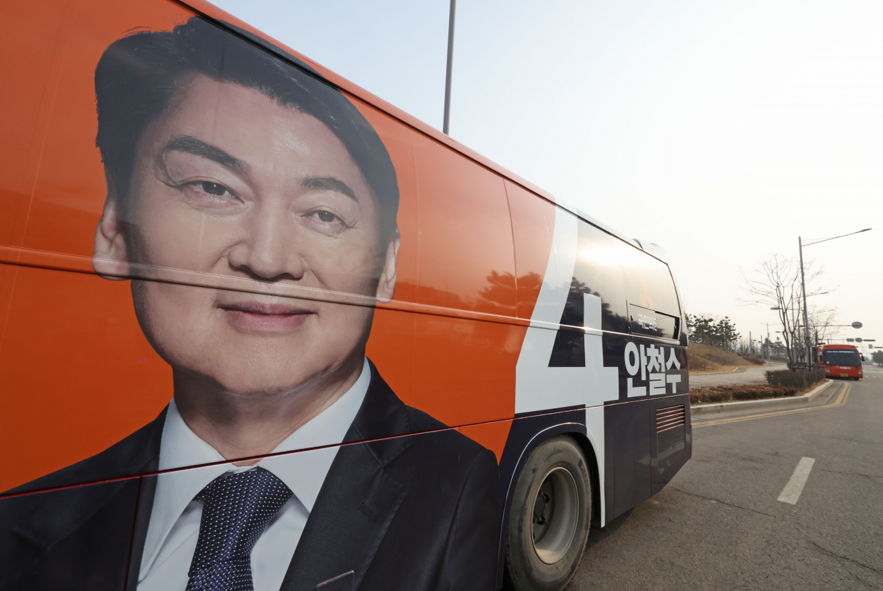 제20대 대통령선거 공식 선거운동을 이틀 앞둔 13일 오후 인천 송도의 한 차량광고업체 차고지에 안철수 국민의당 대선 후보 선거운동에 사용될 버스가 주차되어 있다. 안 후보는 이날 국민의힘 윤석열 대선 후보에게 야권 후보 단일화를 공식 제안했다. [국회 사진기자단]