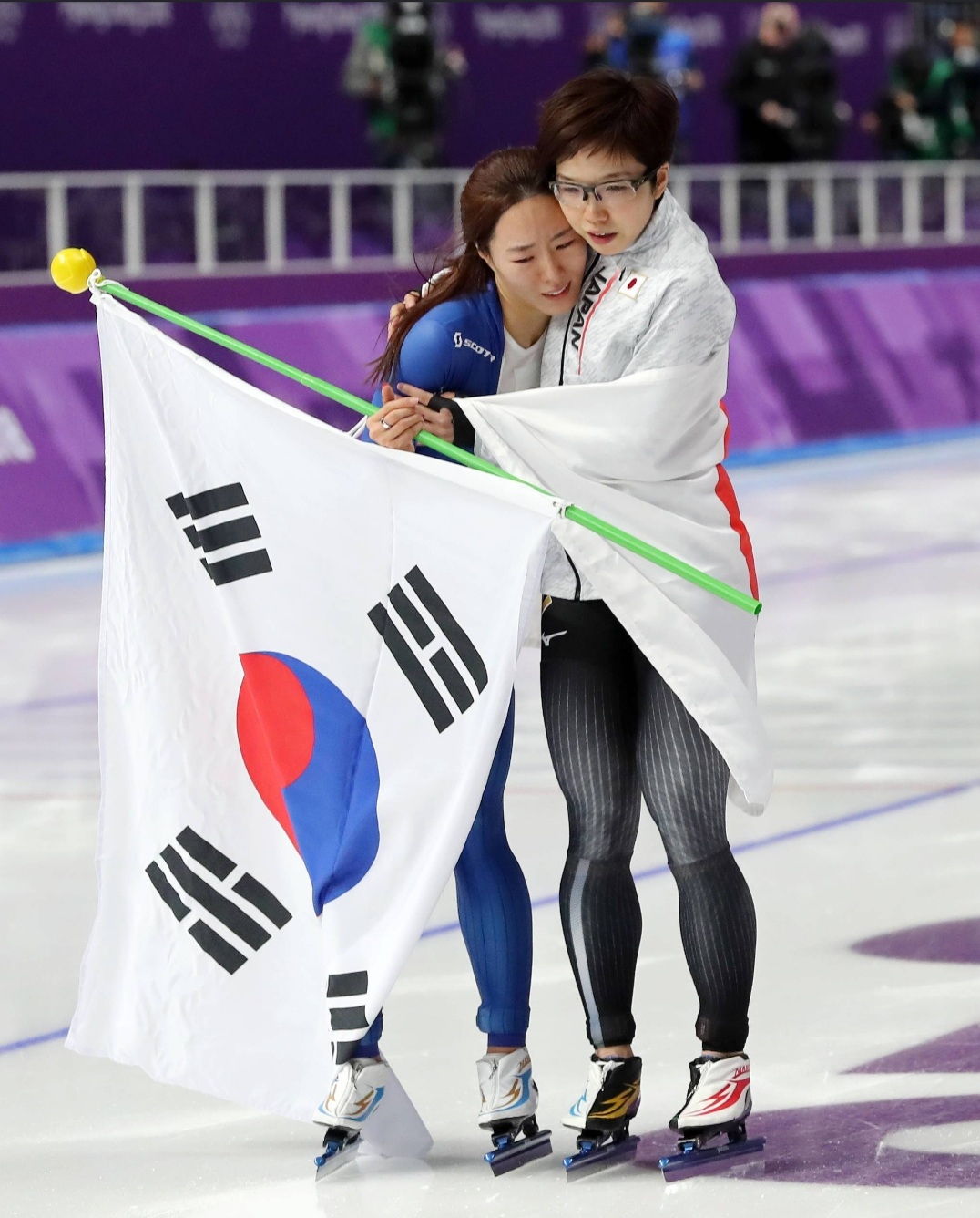 지난 2018년 평창 올림픽 스피드스케이팅 여자 500m 경기에서 은메달을 획득한 이상화가 금메달을 딴 일본의 고다이라 나오 품에 안기고 있다. 이들 선수는 라이벌이었지만 서로를 격려하는 절친이었다. [연합]