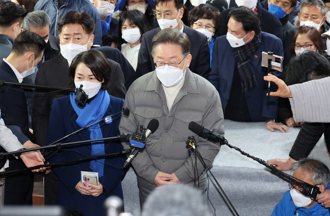 이재명 더불어민주당 대선후보가 13일 제주도 서귀포시 매일올레시장에서 즉석연설을 마친 뒤 취재진의 질문에 답변하고 있다. [연합]