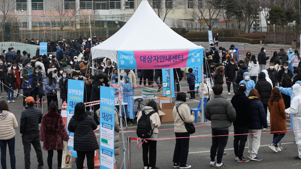 13일 오후 송파구 잠실종합운동장 제2주차장 선별진료소에서 시민들이 검사를 받기 위해 줄을 서있다. [연합]