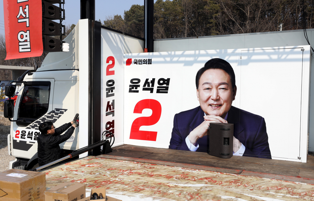북한 선전매체 메아리는 14일 남측 내에서 비판의 목소리가 높아지고 있다며 윤석열 국민의힘 대선후보의 사드 추가 배치 공약에 대한 불편함을 드러냈다. 공식선거운동 시작을 앞두고 마무리 작업중인 윤 후보 선거운동 유세차량. [연합]